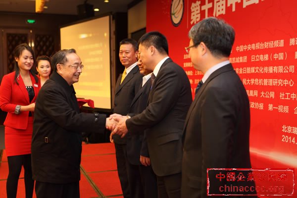 蒋正华副委员长为获奖者颁奖